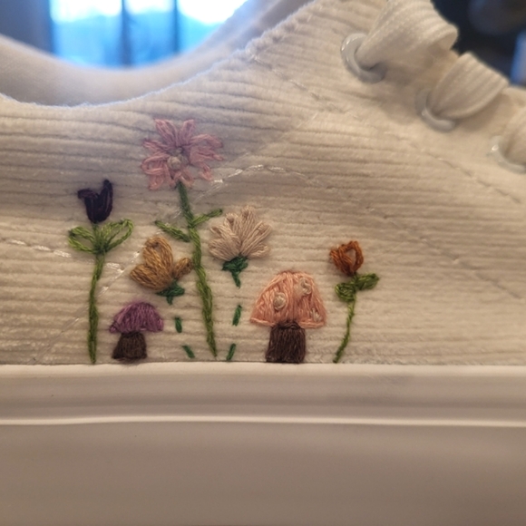Embroidered platform corduroy sneaker - Picture 4 of 5